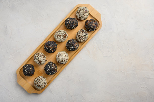 木制托盘上的自制能量球图片下载