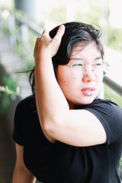 可爱的眼镜中国女孩图片下载