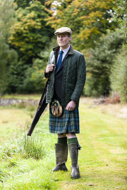 河岸上扛着步枪的男子图片下载