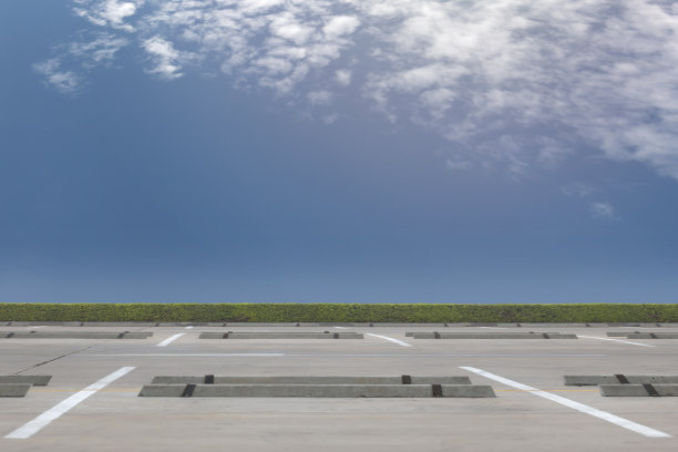 蓝天背景下的空旷停车场图片下载