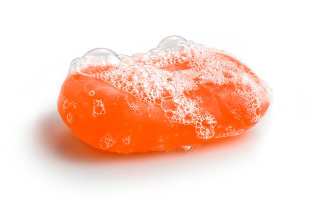 白色背景上隔离的橙色肥皂泡图片下载