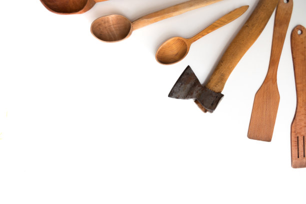 白色背景上的木勺和叉子的厨房用具。图片下载