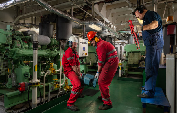 这是一个有趣的画面，两个机械工扛着重物，而疯狂的总工程师对着他们大喊大叫。图片下载