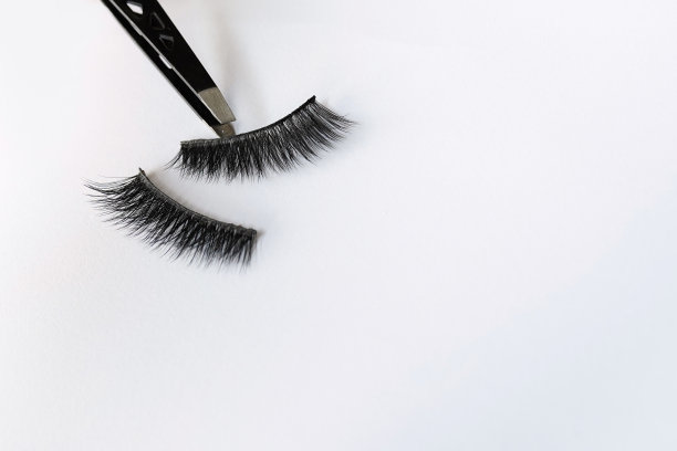 假睫毛与黑色镊子，孤立在白色，复制空间图片下载