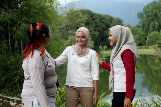 年轻的穆斯林妇女的肖像图片下载