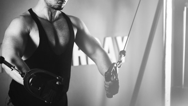 在健身房做有线飞行的人图片下载