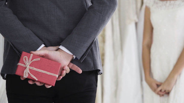 幸福的新娘和新郎在婚礼上准备结婚。图片下载