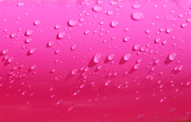 亮粉色的戏水池水面上有水滴图片下载
