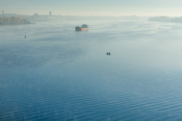 第聂伯河上的货船在雾中图片下载