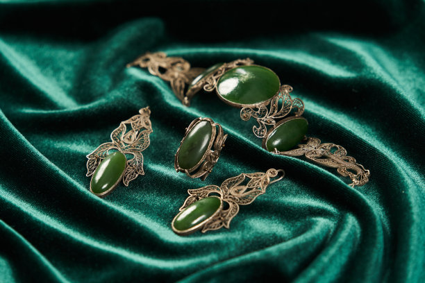 美丽的珠宝与耳环，戒指和手镯，特写图片下载