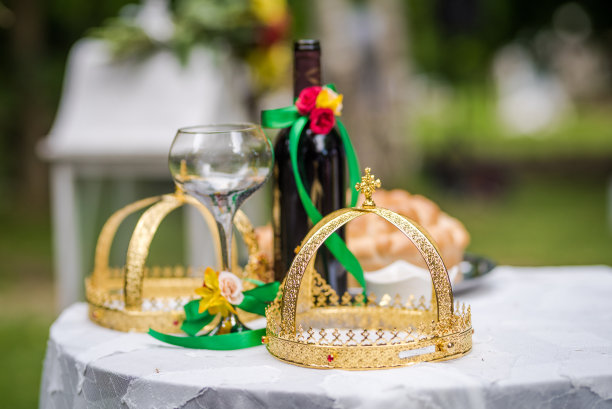 传统婚礼上的物品——一瓶葡萄酒，面包和两个皇冠图片下载