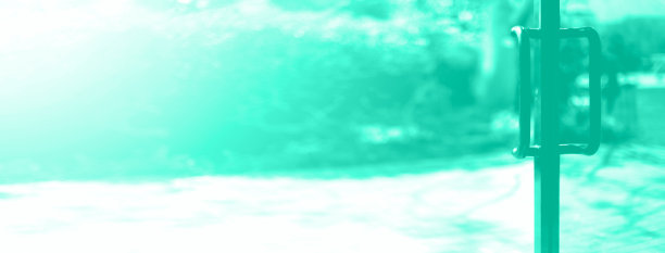 热带视图的背景。夏季，旅游，假期和假日概念在薄荷色。时尚的绿色和绿松石色。打开窗户，门与模糊的棕榈花园景观从酒店。图片下载