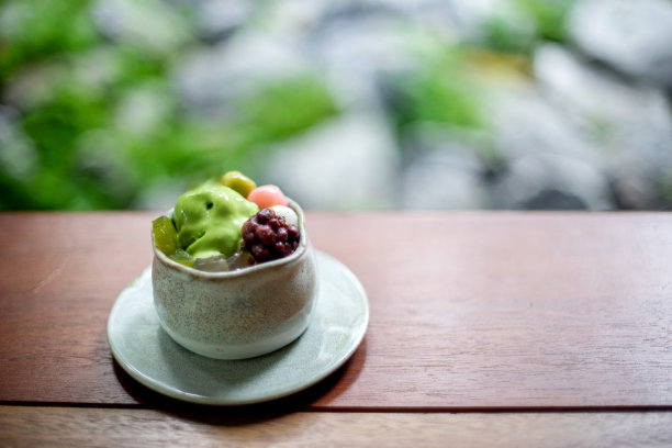 日式甜品在陶瓷杯上放在木桌上图片下载