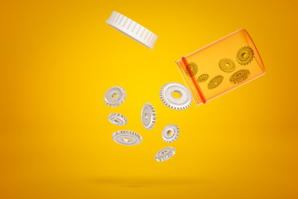 透明的橙色塑料罐倾斜在空气中的3d渲染与盖子和浅灰色的齿轮脱落在琥珀背景。图片下载