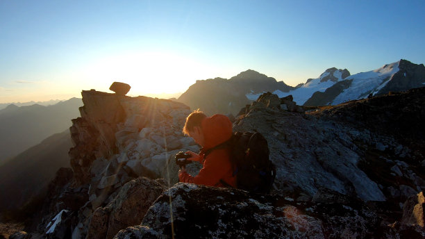 登山者在日出时拍摄山脉的照片图片下载