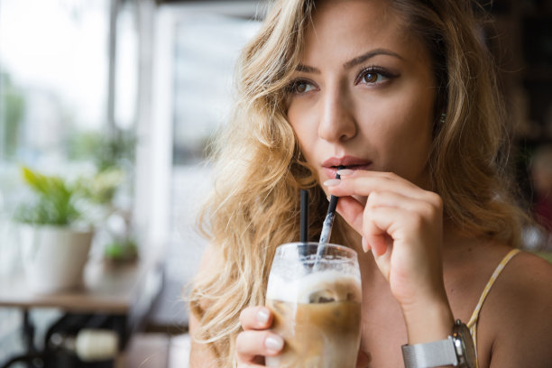 漂亮女人喝冷咖啡图片下载