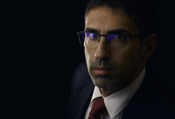 可敬优雅的律师看着镜头图片下载