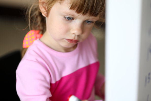 有关的小女孩图片下载