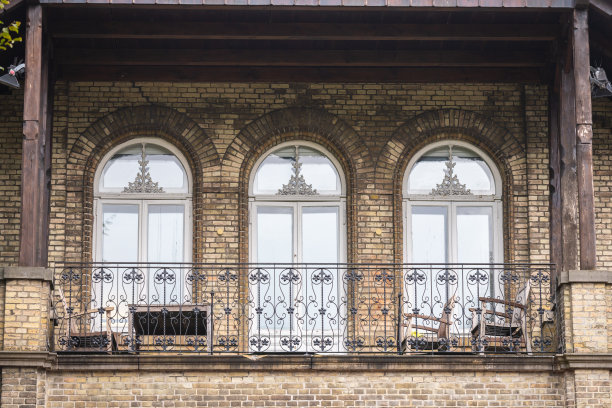 一个华丽的老房子，有一个漂亮明亮的阳台和桌椅图片下载