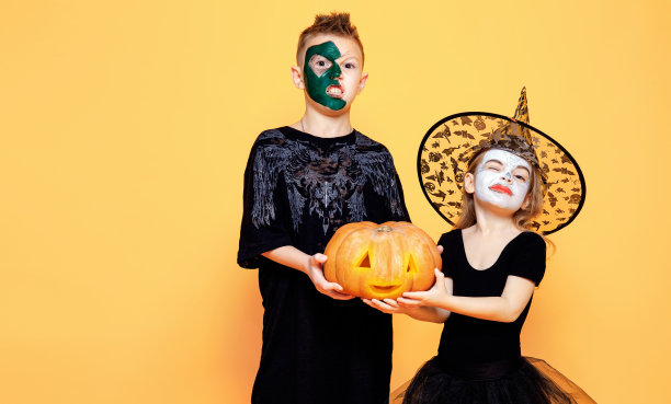 孩子们穿着万圣节服装玩南瓜图片下载
