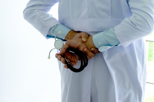 一个医生的背部手持听诊器图片下载