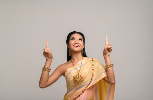 穿着象征泰国服装的女人，互相指责图片下载