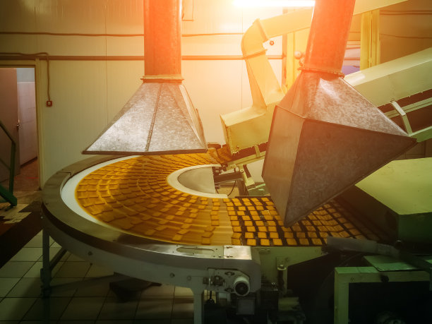 糖果工厂的生产线。饼干在传送带上转动图片下载