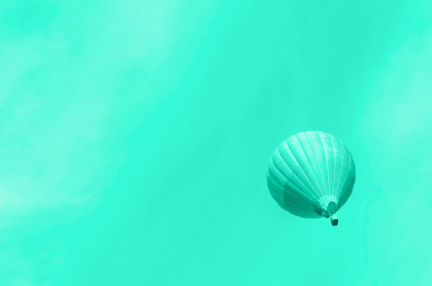 旅游，夏季和薄荷色的旅游概念。旅行,旅行的背景。时尚的绿色和绿松石色。热气球飞过天空。本空间图片下载