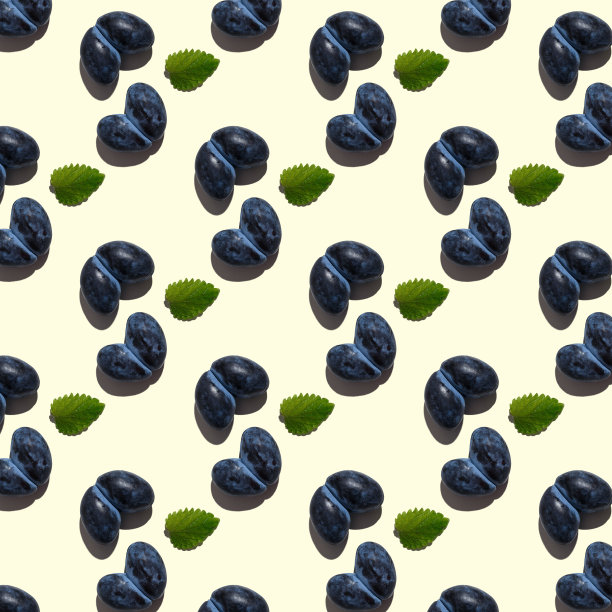 心型李子，黄色背景上有叶子。无缝模式食物图片下载