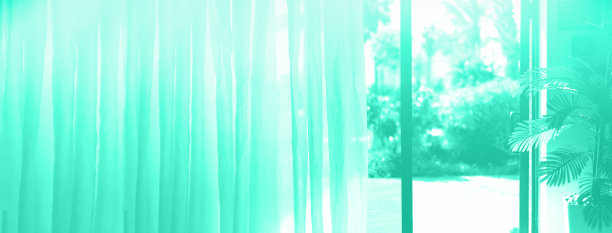 热带视图的背景。夏季，旅游，假期和假日概念在薄荷色。时尚的绿色和绿松石色。打开窗户，门与模糊的棕榈花园景观从酒店。图片下载