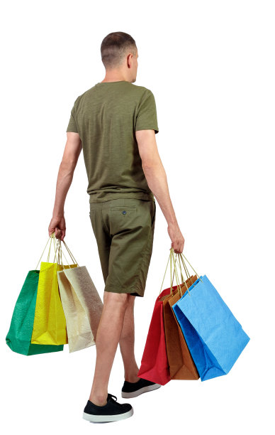 背景去男人在短裤与购物袋。图片下载