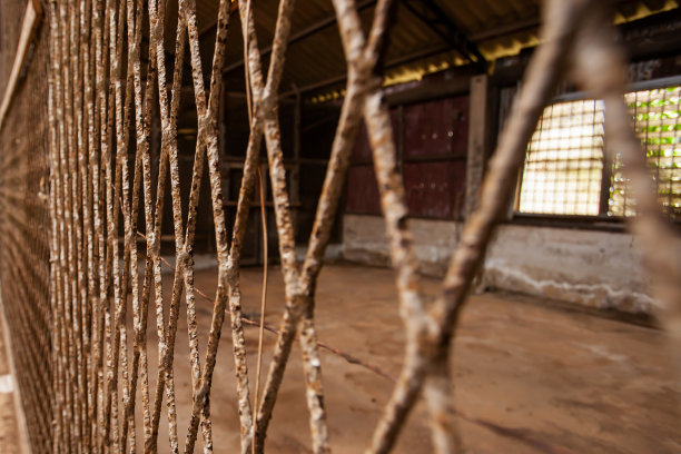 废弃工厂中生锈的金属铁条。图片下载