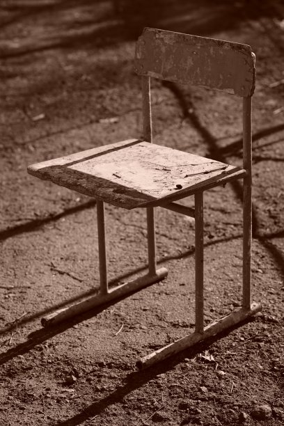 乡村庭院里的旧椅子，深褐色复古色调。图片下载