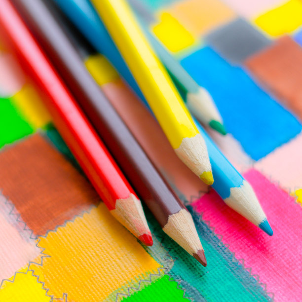 彩色铅笔在彩色的抽象背景上。图片下载