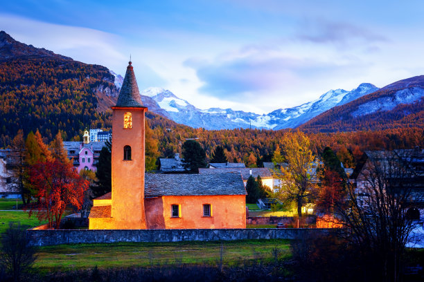 位于瑞士阿尔卑斯山锡尔斯村的古老教堂图片下载