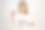 一个穿着白色t恤，头发上插着刷子的小女孩孤立地站在白布上，用涂了颜料的手和脸做手势。特写镜头图片下载
