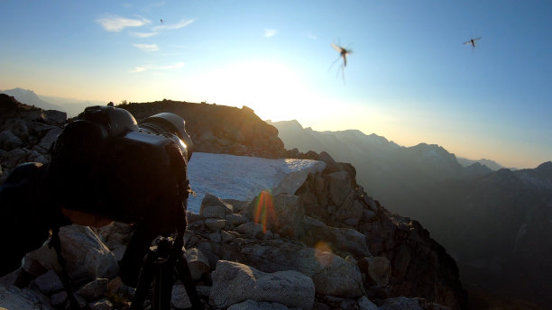 登山者在日出时拍摄山脉的照片图片下载