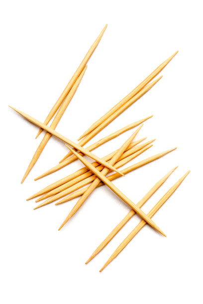 清洁牙齿的木棒孤立在白色背景上。图片下载