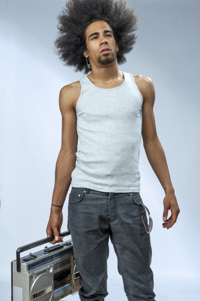 酷酷的人拿着贫民窟的炸药，抬起头，走着图片下载