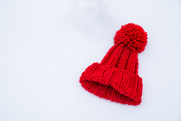 白雪上戴着小红帽。顶视图。平躺图片下载