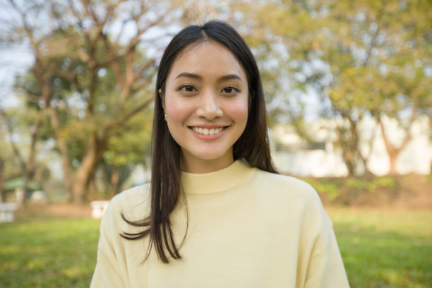 美丽的亚洲女孩在夏天的公园微笑的照片图片下载