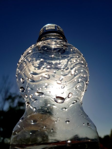 在蓝天的映衬下，被太阳照亮的水瓶图片下载