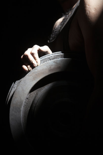 钢滑轮在金属工人手中图片下载