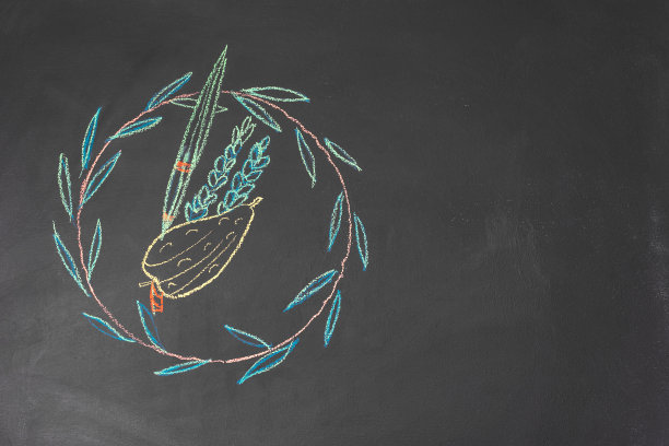 黑板上的希伯来语“住棚节快乐”铭文、棕榈枝和香橼图片下载