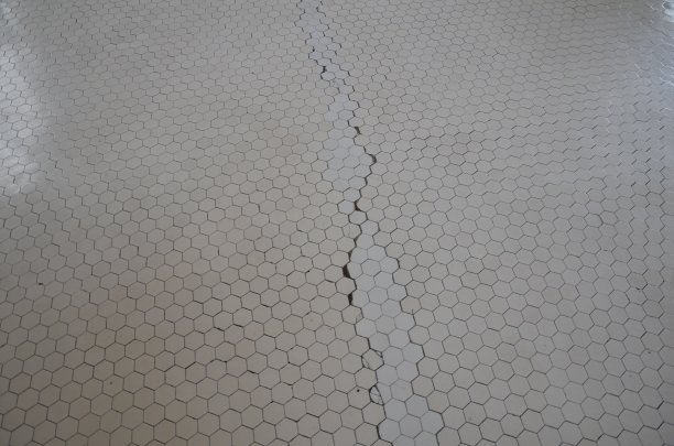白色六角形地砖有裂缝或损坏图片下载