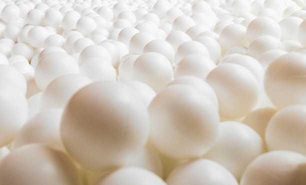 背景来自许多白色的球。图片下载