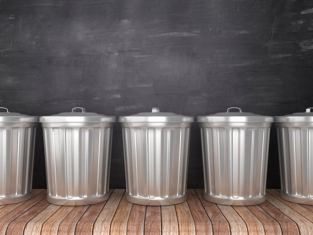 垃圾桶在黑板上的背景- 3D渲染图片下载