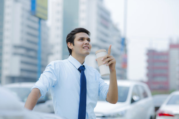 销售人员在汽车经销商销售车辆库存照片库存照片图片下载