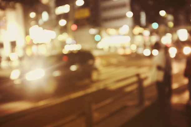 在日本拥挤的街道上，人们走在夜晚的步道上，模糊的背景用于背景。图片下载