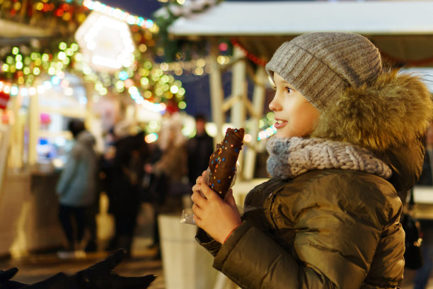 小男孩在圣诞节图片下载